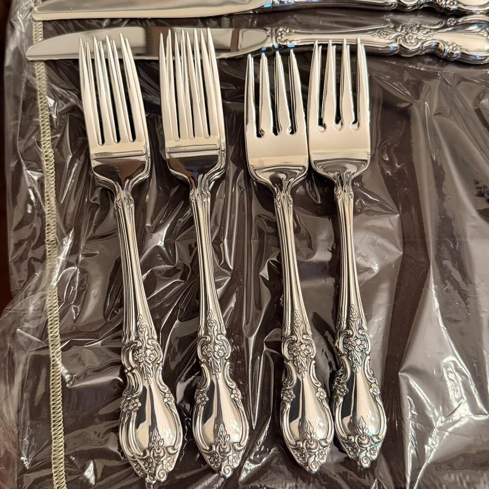 Oneida LOUISIANA 40 Piece Flatware Set Stainless Silver Service 8 Silverware EUC - Picture 2 of 4